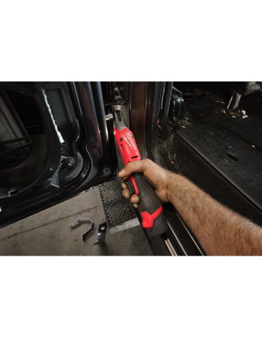 llave de carraca milwaukee subcompacta m12 fuel con bateria y cargador 4933498934
