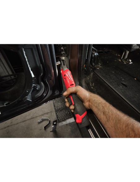 llave de carraca milwaukee subcompacta m12 fuel con bateria y cargador 4933498934