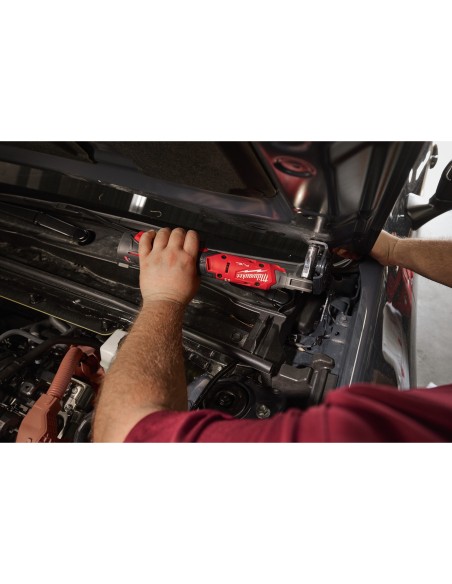 llave de carraca milwaukee subcompacta m12 fuel con bateria y cargador 4933498934